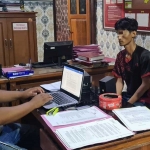 Kedua pelaku saat diperiksa petugas di Mapolsek Purwosari.
