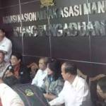 Ketua Tim Dokter Forensik Muhammadiyah didampingi Ketua PP Muhammadiyah Busyro Muqqodas dan para tokoh lainnya menggelar konferensi pers terkait hasil autopsi jenazah Suyono di Komnas Ham, Senin (11/4).