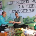 Wali Kota Probolinggo, Habib Hadi Zainal Abidin, bersama kepala dinas lingkungan hidup, Rachma Deta.