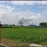 Asap yang keluar dari cerobong pabrik pupuk PT KTS dianggap mengganggu warga karena menimbulkan bau busuk. foto: Muji Harjita/ BANGSAONLINE