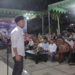 Cagub Emil saat orasi politik di Desa Golokan, Kecamatan Sidayu.