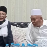 Prof. Dr. KH. Asep Saifuddin Chalim, M.A. selalu kebanjiran tamu. Ia banyak menerima tamunya di raung tamu Guest House Institut KH. Abdul Chalim Pacet Mojokerto. foto: MMA/ BANGSAONLINE.com 