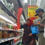 Indah Wahyuni Kabid Sumber Daya Kesehatan Dinkes dan Nurbaida Kabid Metrologi dan Perlindungan Konsumen Dinas Perdagangan saat memeriksa mamin di Bangkalan Plaza, Selasa (28/05/2019). foto: FAUZI/ BANGSAONLINE