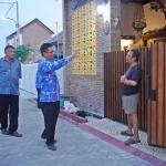 Dwi Hary Soeryadi saat berdialog dengan warga Perum Alana Tambakoso II Waru. foto ist
