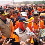 Gubernur Jawa Timur Khofifah Indar Parawansa di tengah peserta acara Gelar Kesiapsiagaan Penanggulangan Bencana Jawa Timur 2019 di Lapangan Rampal, Kota Malang, Selasa (30/04/2019) pagi. foto: istimewa/bangsaonline.com
