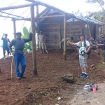 Warga bergotong royong membangun tempat pengungsian sementara yang berjarak sekitar 200 meter dari rumah mereka yang terancam longsor. (foto: ist)