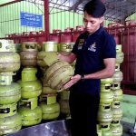 Ipda Dhany Ardiansyah saat mengecek sejumlah tabung LPG di salah satu agen di Kota Blitar. foto: AKINA/ BANGSAONLINE