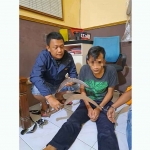 Pelaku dan barang bukti saat diamankan di Mapolsek Kejayan, Kabupaten Pasuruan.