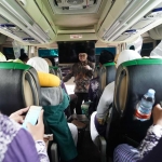 Bupati Kediri Hanindhito Himawan Pramana saat menyapa pada Calon Jemaah Haji di dalam Bus yang akan membawanya ke Asrama Haji Sukolilo, Surabaya, sebelum  terbang ke Tanah Suci. (Ist). 