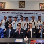 Ketua DPC Peradi Gresik, Kukuh Pramono Budi, bersama para peserta PKPA di FH UWP. Foto: Ist