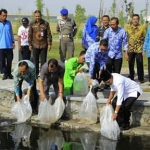 Usai sambung rasa, Wali Kota Madiun Sugeng Rismiyanto tabur benih ikan koi di Taman Kota.