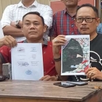 
Lujeng Sudarto saat konferensi pers didampingi puluhan aktivis lainnya.