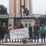 Mahasiswa yang tergabung dalam Solidaritas Mahasiswa Sidoarjo menggelar aksi di depan Monumen Jayandaru Alun-Alun Sidoarjo.