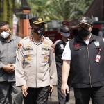 Bupati Hanindhito Himawan Pramana (kanan) bersama Kapolres AKBP Lukman Cahyono, Ketua DPRD Dodi Purwanto, dan Dandim 0809 Letkol Inf. Rully Eko Suryawan saat meninjau kesiapan pasukan. foto: ist.