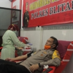 Personel Polres Blitar Kota saat mendonorkan darahnya untuk memenuhi kebutuhan PMI.