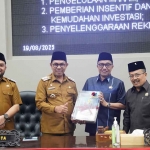 Wali Kota Batu dan wakilnya bersama pimpinan dewan.