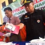 Para tersangka berikut barang bukti saat digelar di Mapolres Kediri. (arif kurniawan/BANGSAONLINE)