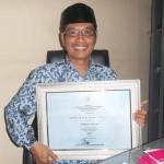 Kabag Organisasi Sekretariat Kabupaten (Setkab) Sumenep, R. Abd. Basid, menunjukkan bukti penghargaan nilai ‘CC’ Akuntabilitas Kinerja Tahun 2015. foto: rahmatullah/ BANGSAONLINE