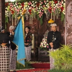Bupati Blitar menerima panji lambang daerah 
