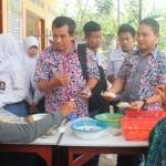 SIDAK: Tiga petugas dari Dinkes Bojonegoro melakukan sidak makanan di beberapa sekolahan di Kecamatan Baureno. Diduga, beberapa jajanan yang dijual itu mengandung zat ber bahaya. Foto: Eky Nurhadi/BangsaOnline.com