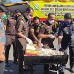 Proses pemusnahan barang rampasan Narkotika di halaman parkir Kejari Jalan Sultan Agung Sidoarjo, Selasa (22/6/2022).