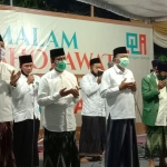 Pasangan QA bersama Bupati Sambari dan tim saat menggelar bacaan selawat di posko pemenangan. (foto: ist).