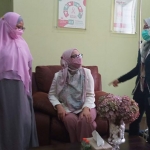 Spesialis bedah dan payudara, dr. Sahar Bawazeer, Sp.B. bersama dr. Merlyna Savitri, Sp.P.D.-K.H.O.M dan dr. Santi Septika, Sp.Rad. di ruang terapi Medicelle Clinic.