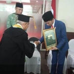 Presiden Joko Widodo menerima cinderamata dari Prof. Dr. KH Asep Saifuddin Chalim, M.Ag., usai pertemuan dengan Pergunu di UINSA Surabaya, Sabtu (29/2/2020). foto: istimewa/ bangsaonline.com