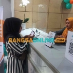 Salah satu nasabah saat mengurus klaim pembayaran di Bank Syariah Indonesia di Jalan Gajah Mada, Kota Mojokerto. Foto: ROCHMAT SAIFUL ARIS/BANGSAONLINE