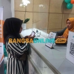 Salah satu nasabah saat mengurus klaim pembayaran di Bank Syariah Indonesia di Jalan Gajah Mada, Kota Mojokerto. Foto: ROCHMAT SAIFUL ARIS/BANGSAONLINE