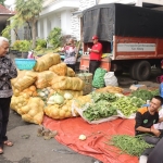 Bupati Malang M. Sanusi saat memantau langsung kondisi dapur umum peringatan Harlah 1 Abad NU 2026. (Ist)