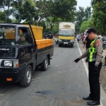 Polisi saat berada di TKP laka yang menewaskan mahasiswi asal Pamekasan
