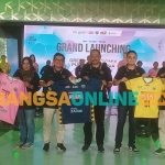 Direktur Utama Petrokimia Gresik, Dwi Satriyo Annurogo (empat dari kiri), saat menyerahkan jersey ketika launching tim GPPI Volley Ball Club. Foto: SYUHUD/BANGSAONLINE