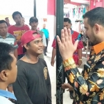 Wali Kota Probolinggo Habib Hadi Zainal Abidin memberikan arahan saat sidak di Pasar Gotong Royong.