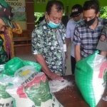 Sekretaris Dinsos P3A Tuban SY Emanuel saat melakukan pengecekan komoditas beras BPNT di Kecamatan Jatirogo, Kamis (3/12/2020). (foto: ist)