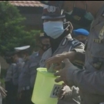 Salah satu anggota Polres Kediri Kota saat memasukkan uang ke dalam Celengan Ramadhan. (foto: ist.)