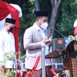 Bupati Gresik memimpin upacara peringatan Hari Santri Nasional 2021. foto: SYUHUD/ BANGSAONLINE