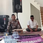 Kades Ngerong Jemik Sadiman (berkacamata) saat peresmian gedung balai desa baru.