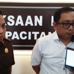 Kasie Pidsus Kejari Pacitan, Didit Agung Nugroho saat memberikan keterangan terkait korupsi proyek parkir Pantai Klayar, Senin (9/3/2020).