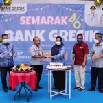 Wakil Bupati Gresik, Aminatun Habibah, didampingi Dirut PD BPR Bank Gresik, Al Kusani, saat menghadiri HUT Bank Gresik ke-46. Foto: SYUHUD/ BANGSAONLINE