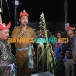 Bupati Gresik, Fandi Akhmad Yani, bersama Wakil Ketua DPRD, Mujid Riduan saat melepas pawai ogoh-ogoh di Desa Laban, Kecamatan Menganti. Foto: SYUHUD/BANGSAONLINE