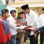 Wali Kota Kediri Abdullah Abu Bakar saat memberikan bingkisan kepada anak yatim dan dhuafa di Ponpes Wali Barokah. Foto: Ist.