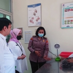 Kepala Dinas Peternakan Jawa Timur, Indyah Aryani, saat meninjau pemeriksaan dan vaksinasi gratis dalam rangka Hari Rabies Sedunia.