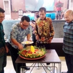 Prosesi potong tumpeng sebagai tanda dibukanya hotel New AIL.