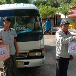 Polwan Polres Pamekasan, Madura saat membagikan sembako gratis kepada sopir angkutan umum dan tukang becak. 