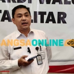 Direktur RSUD Mardi Waluyo, Bernard T. Ratulangi, saat memberi keterangan ke awak media. Foto: AKINA NUR ALANA/BANGSAONLINE