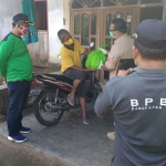 Tim Gugus Tugas saat melakukan edukasi kepada warga. (foto: ist.)