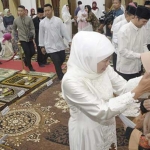 Gubernur Jatim Khofifah Indar Parawansa kembali menggelar acara yang sama dengan jajaran Forum Koordinasi Pimpinan Daerah (Forkopimda), tokoh masyarakat (tomas) dan tokoh agama (toga) se Jatim di Gedung Negara Grahadi, Rabu (8/5) malam. foto: ist