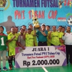 KONI Tuban mengangkat trofi usai menjuarai Turnamen Futsal PWI Cup.