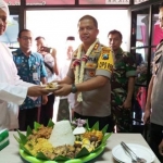 Kapolres Sampang bersama Ulama saat peresmian Pembangunan Polsek Tambelangan.